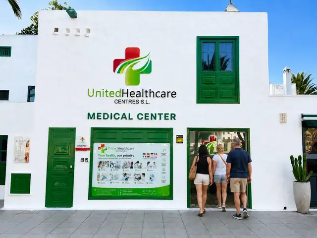 Entrada del Centro Médico Pueblo Marinero con visitantes